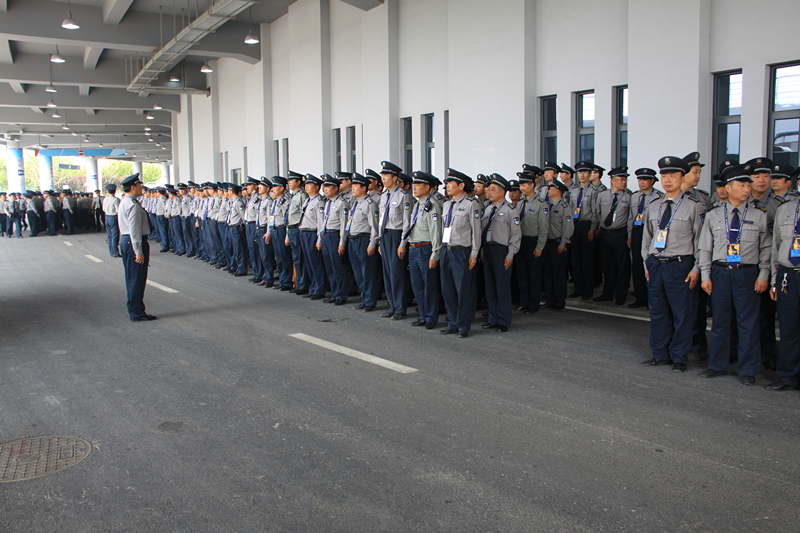 图为保安队员们整装待发。.png