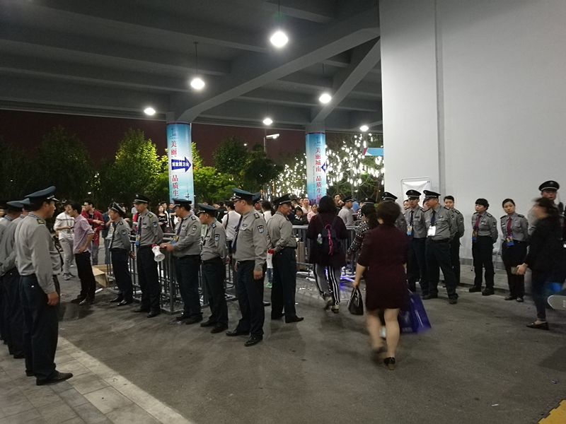 图为保安队员们在疏导观众散场。.png