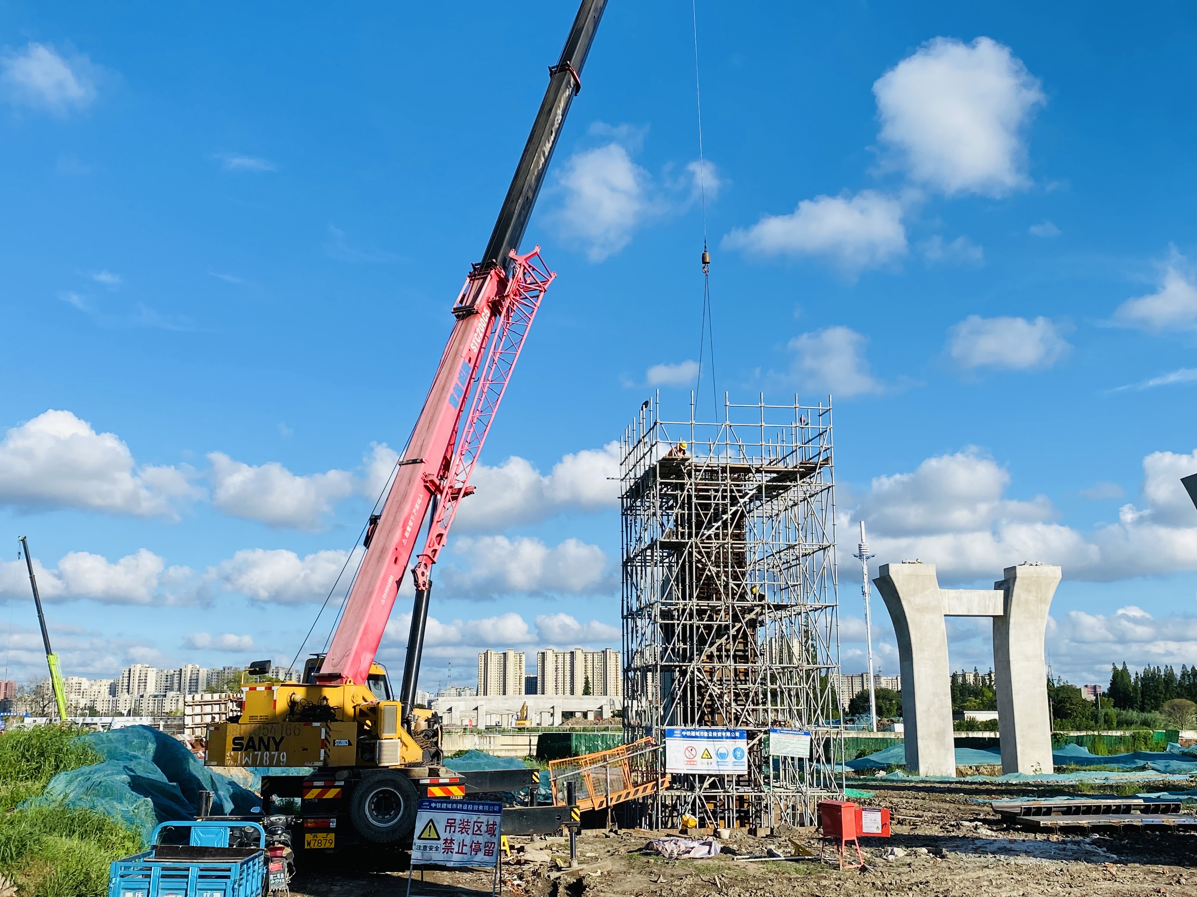 开创路北延墩柱施工.jpg